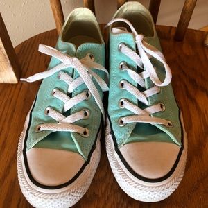 Size 6 aqua Converse